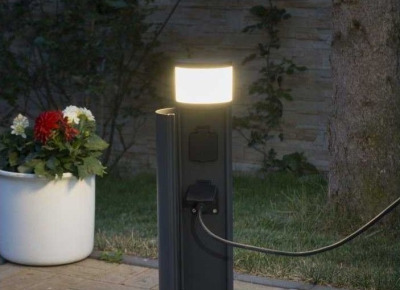 Lampy z gniazdami prądowymi